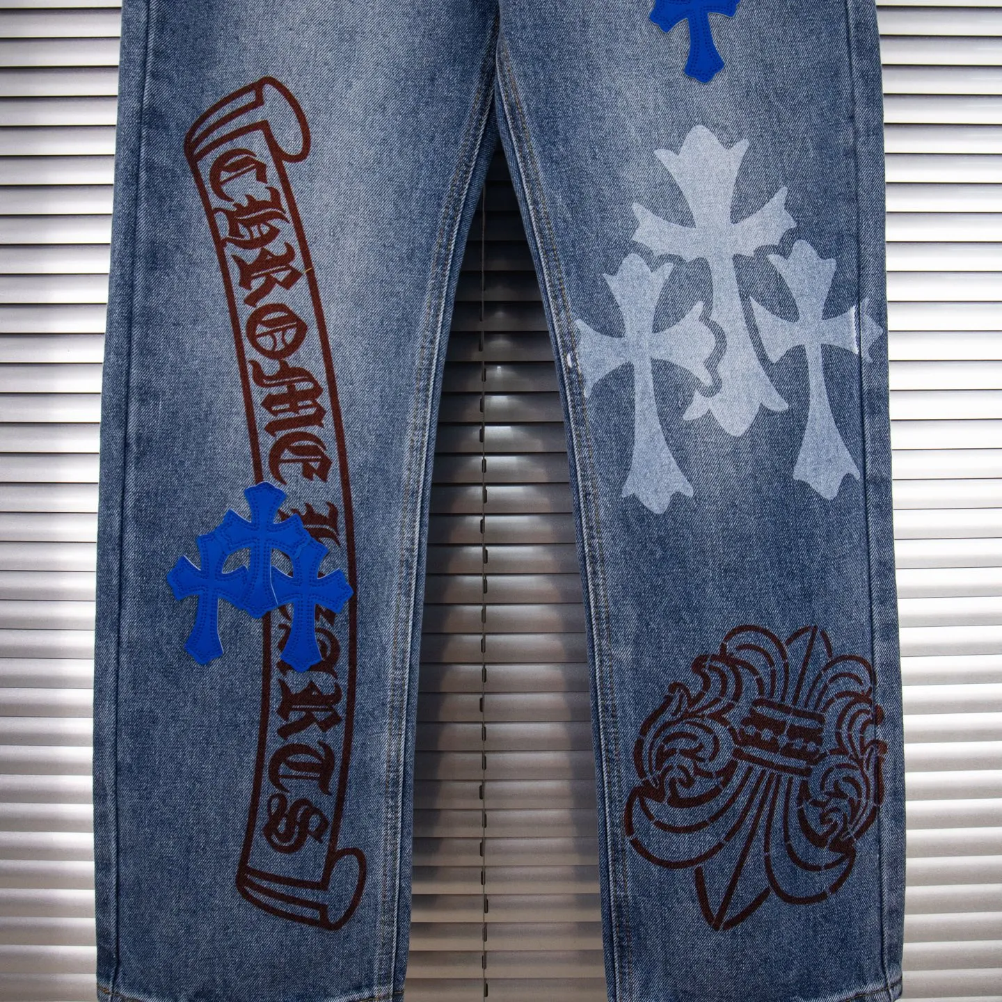 P260 Chrome Hearts washed graffiti blue cross couple jeans are a hot trend this season and are sought after by countless celebrities and fashionistas. The neat details of the cutting process add color to the playful fashion! The neat and meticulous design, and the well-fitting structure is unique. The upper body not only has outstanding recognition, but also looks younger and younger. A style with the ultimate wearing meaning and performance, gorgeous color matching, and the craftsmanship of this style is also extremely extraordinary. After the finished product is washed, it is disassembled and hand-made with sheepskin cross leather and then spliced ​​together to complete. The whole piece has too many craftsmanship to describe. It is decorated with patchwork cross flowers and high-waisted washed jeans! ! Absolutely high-end luxury product, a god-level single product, a super popular product, made by top heavy industry, a magic weapon that cannot be missed to hit the streets. Style number: 1834# Size: 28 30 32 34 Color: blue